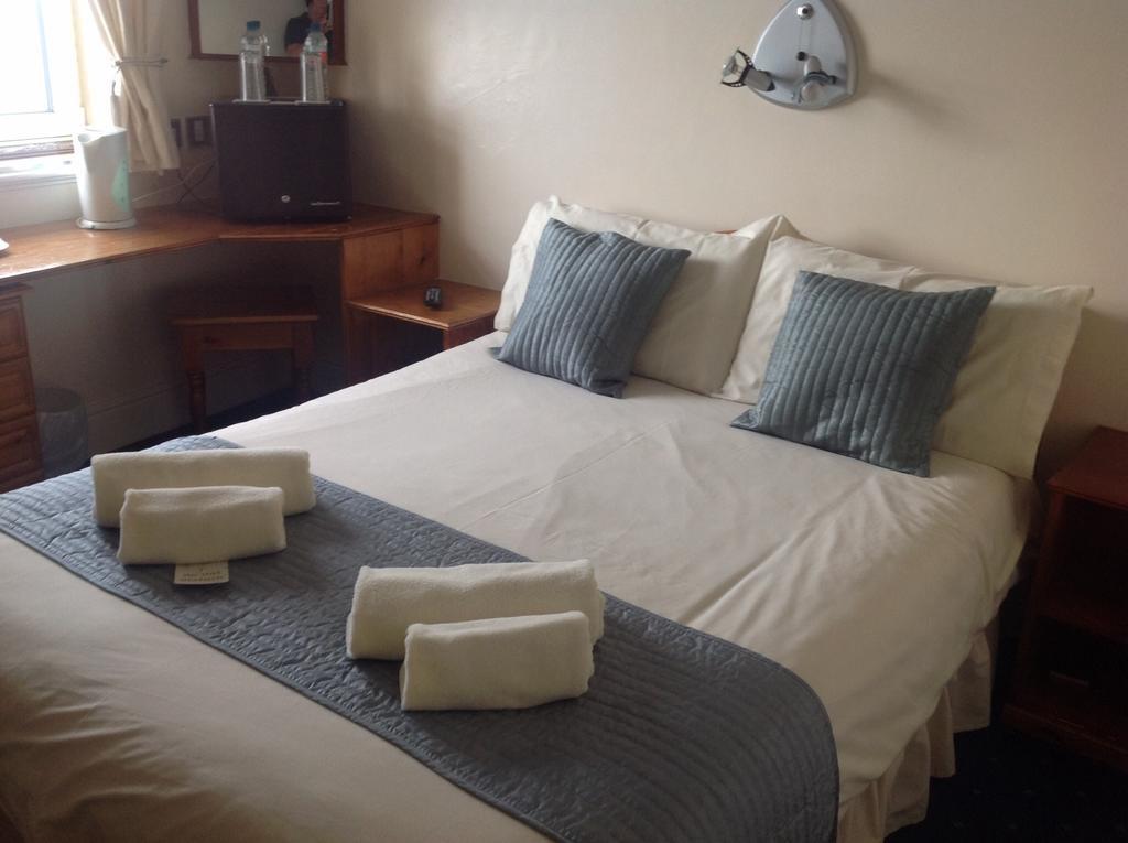 Cubbon House Hotel Douglas Room photo